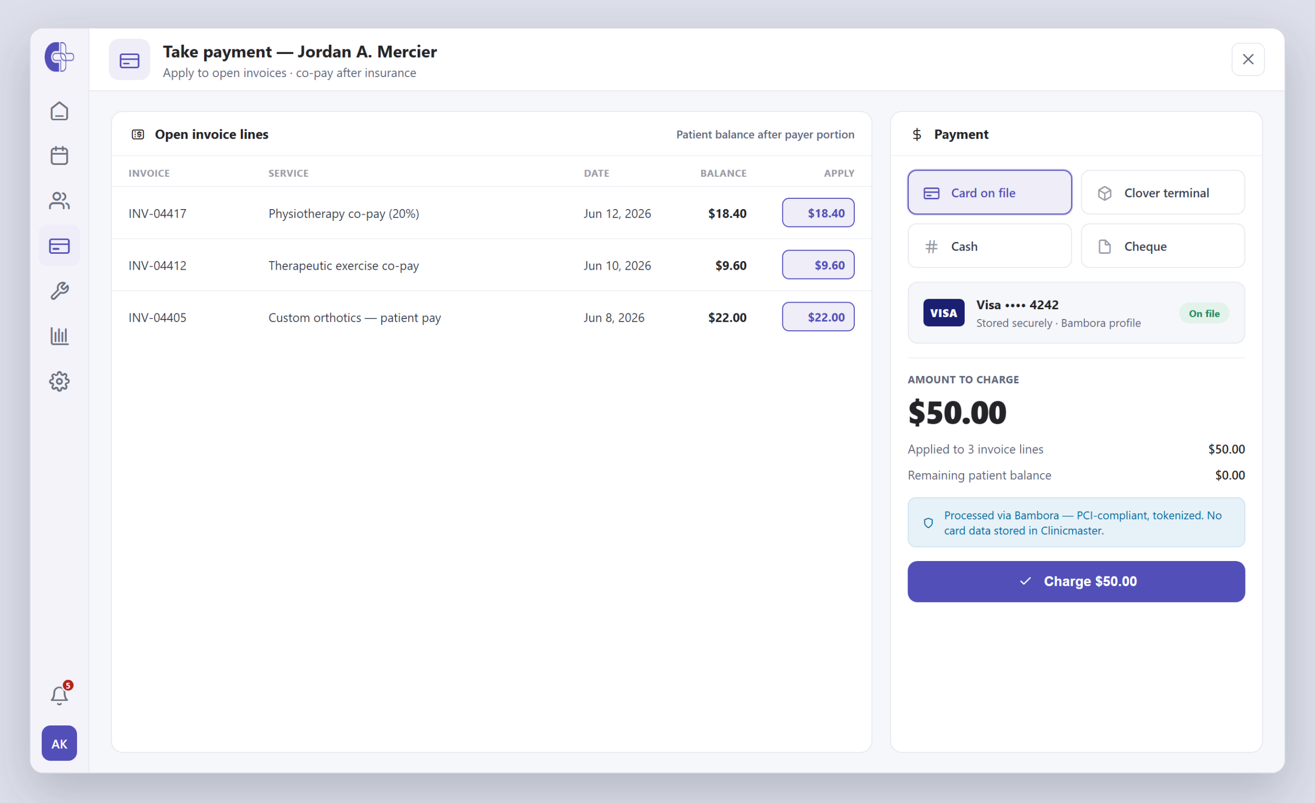 Écran de perception de paiement de Clinicmaster — lignes de facture de quote-part ouvertes après l’assurance, paiement par carte au dossier ou terminal Clover, une carte Visa stockée sur un profil Bambora et une charge tokenisée conforme PCI.