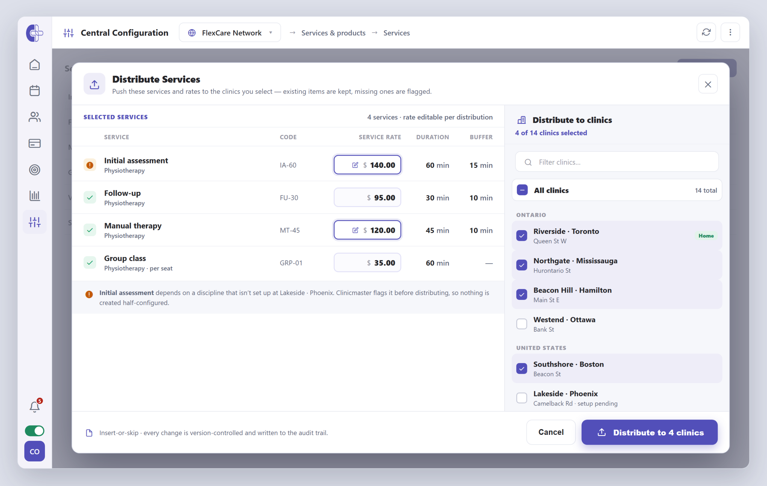 Configuration centrale de Clinicmaster — la fenêtre Distribuer les services : sélectionnez les cliniques cibles et déployez les services, la tarification et les modèles standardisés depuis le siège social, avec des tarifs par clinique, des vérifications de dépendances, insérer ou ignorer, et une piste de vérification complète.