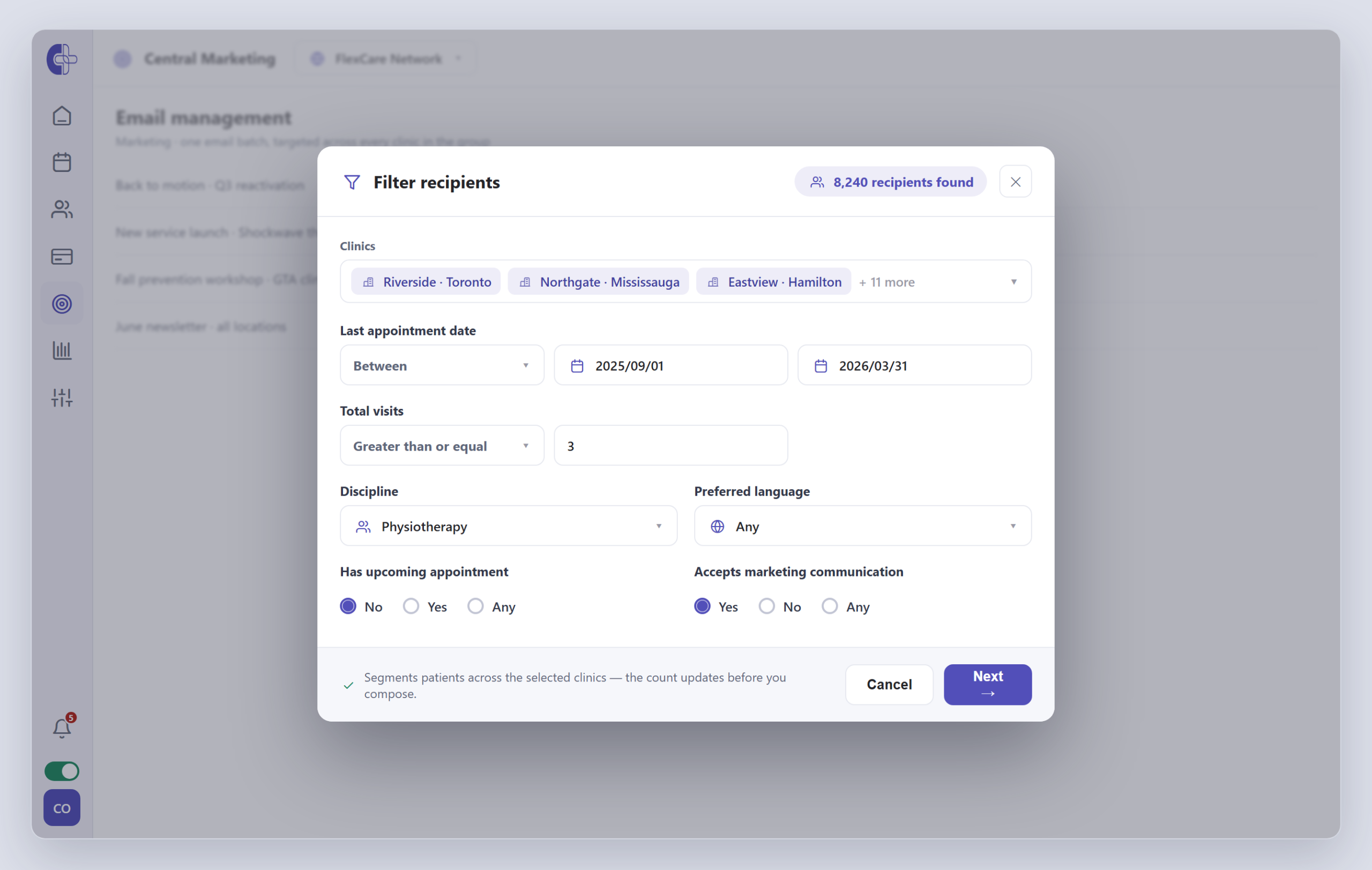 Marketing central de Clinicmaster — l’étape de filtrage des destinataires : une sélection multiple de cliniques ainsi que des filtres de date de dernière visite, de nombre total de visites, de discipline et de consentement, avec un décompte des destinataires en direct.